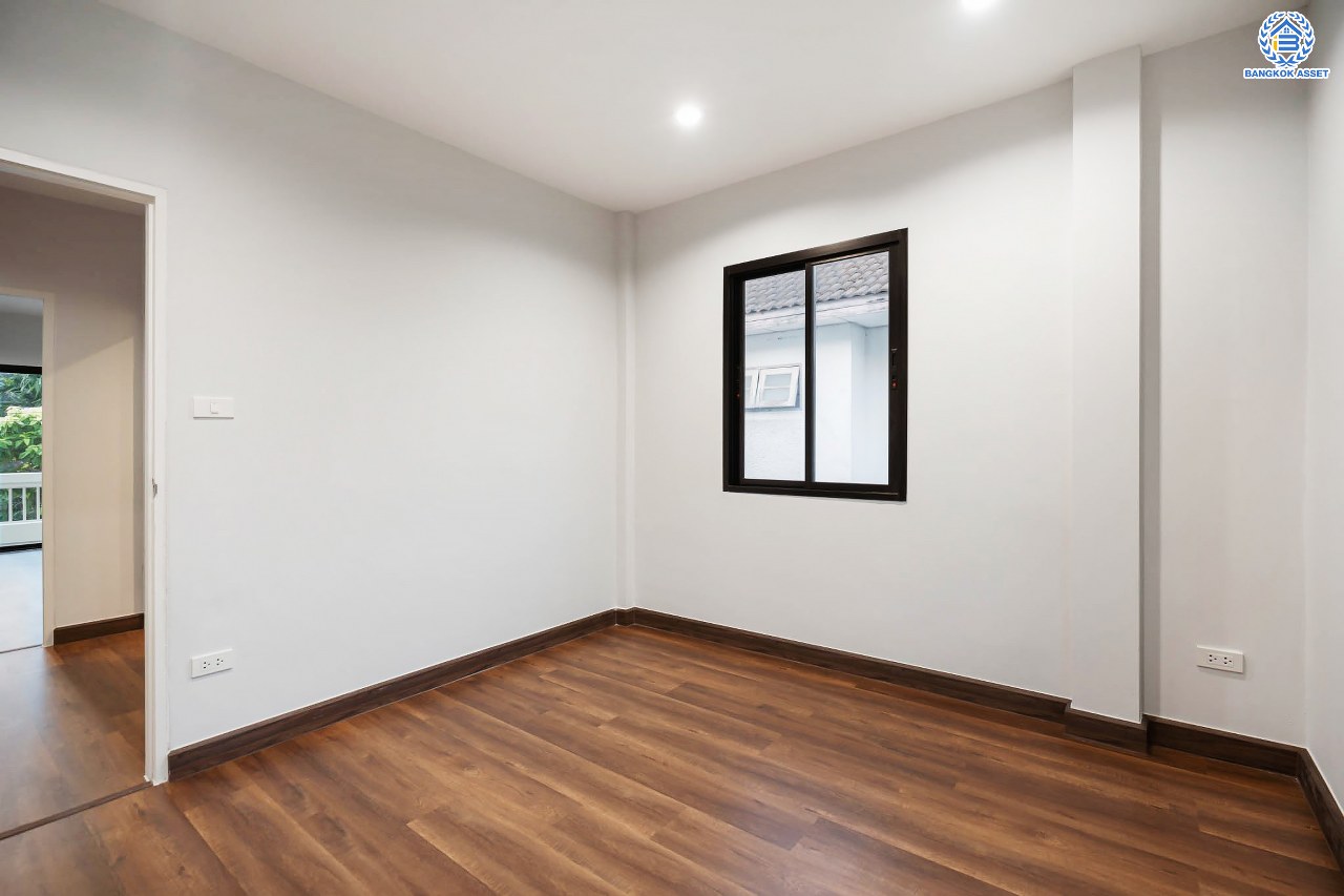 บ้านมือสองตกแต่งใหม่ ม.วรารมย์ เพชรเกษม81 แบรนด์ Q.House รองรับทุกความสุข เนื้อที่ 54 ตร.ว. ฟังก์ชัน 3 ห้องนอน 2 ห้องน้ำ 1 ห้องอเนกประสงค์ จอดรถได้ 1 คัน บนทำเลใกล้ The Mall บางแค และเชื่อมต่อ ถ.พุทธมณฑลสาย4 และ ถ.กาญจนาฯ